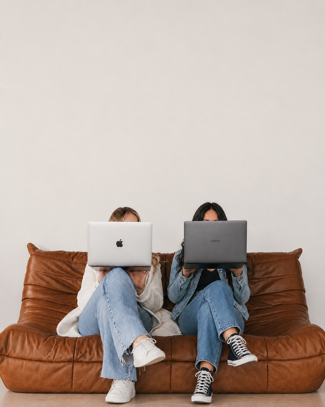 Duas pessoas estudando juntas